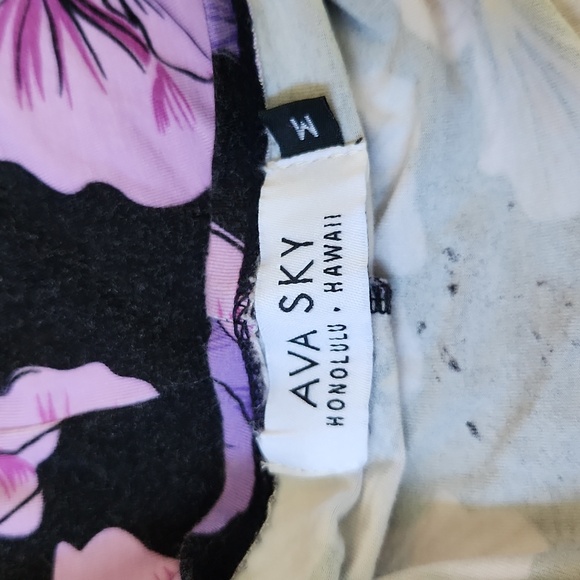 Top Valencia Violet Aloha Blooms Bloom Twist Back M Purple 3/4 Sleeve Hibiscus - Picture 11 of 16